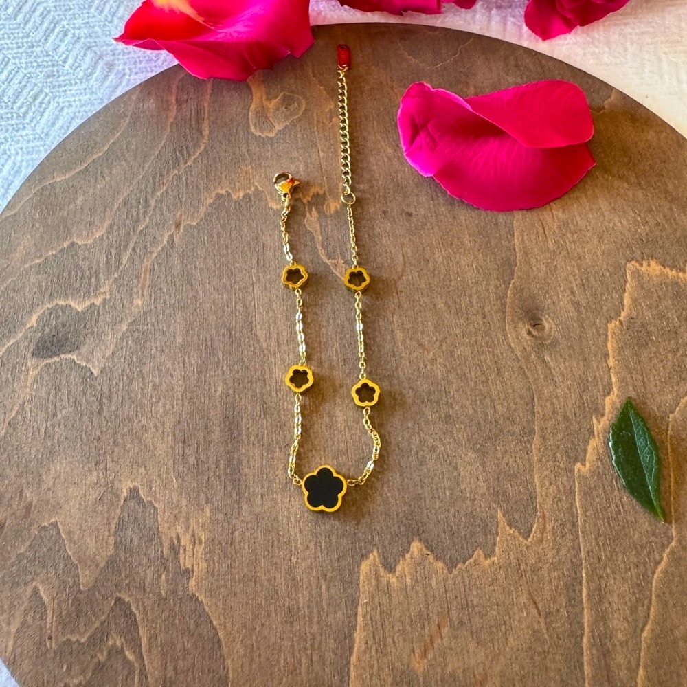 Elegant Gold Flower Bracelet - Picture 4 of 5
